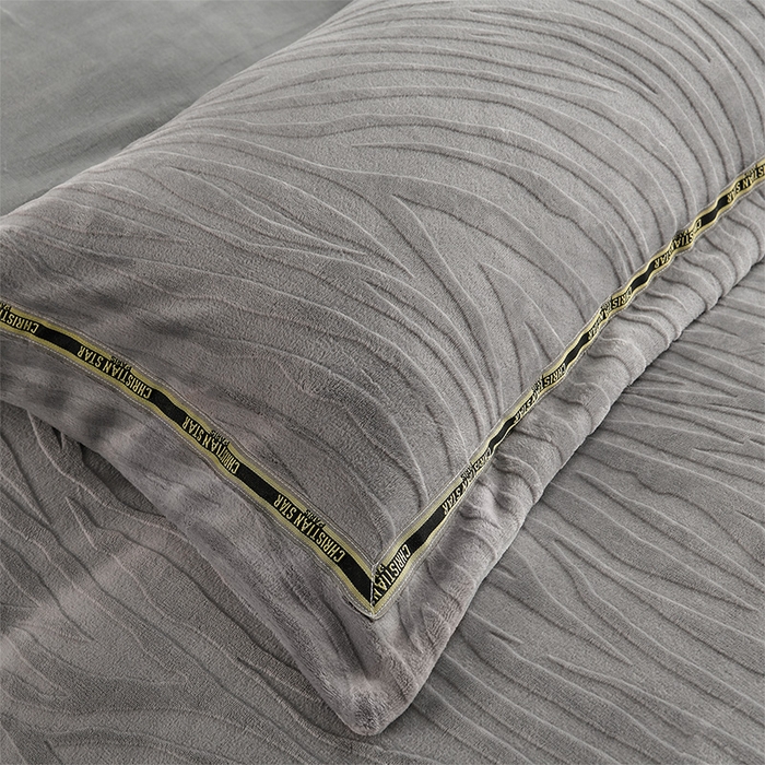 91家纺网 家纺一手货源 找家纺 妮恒美 2025新款直播爆款牛奶绒四件套雕花压线款法莱绒四件套11 梦幻-高级灰