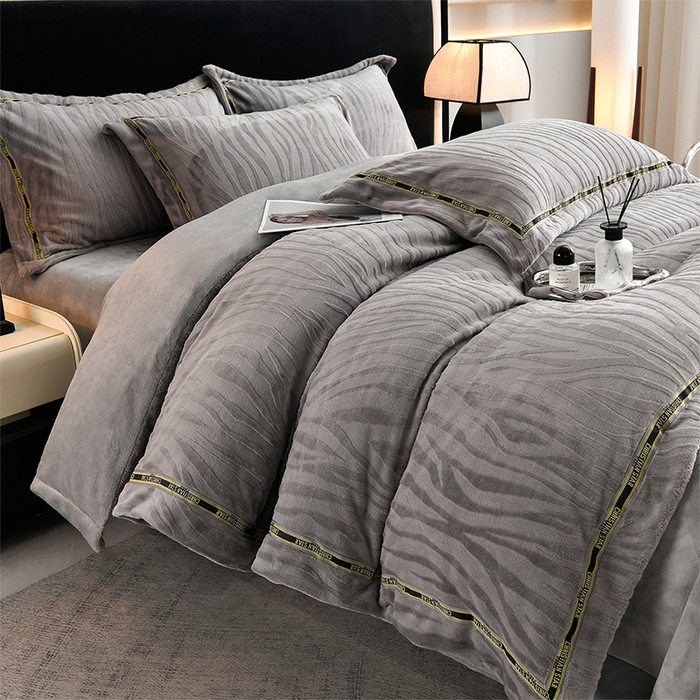 91家纺网 家纺一手货源 找家纺 妮恒美 2025新款直播爆款牛奶绒四件套雕花压线款法莱绒四件套11 梦幻-高级灰