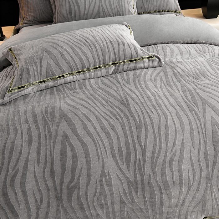 91家纺网 家纺一手货源 找家纺 妮恒美 2025新款直播爆款牛奶绒四件套雕花压线款法莱绒四件套11 梦幻-高级灰