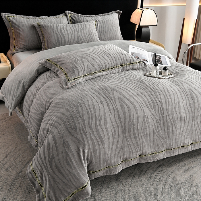 91家纺网 家纺一手货源 找家纺 妮恒美 2025新款直播爆款牛奶绒四件套雕花压线款法莱绒四件套11 梦幻-高级灰