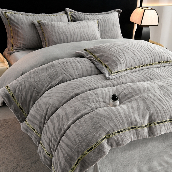 91家纺网 家纺一手货源 找家纺 妮恒美 2025新款直播爆款牛奶绒四件套雕花压线款法莱绒四件套11 梦幻-高级灰