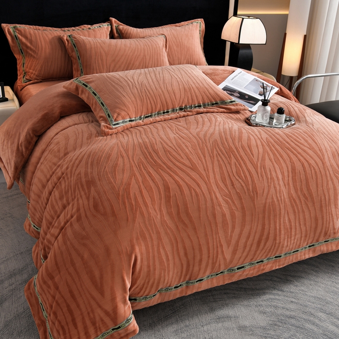 91家纺网 家纺一手货源 找家纺 妮恒美 2025新款直播爆款牛奶绒四件套雕花压线款法莱绒四件套11 梦幻-焦糖