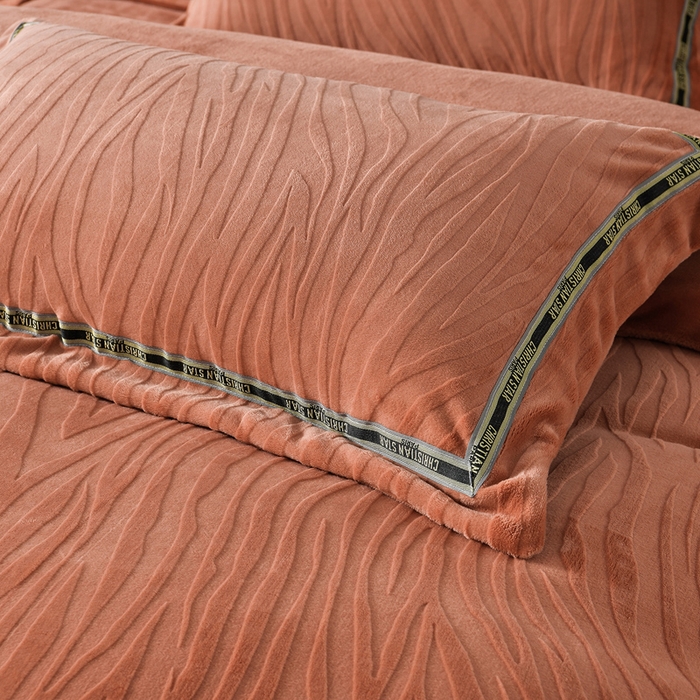 91家纺网 家纺一手货源 找家纺 妮恒美 2025新款直播爆款牛奶绒四件套雕花压线款法莱绒四件套11 梦幻-焦糖