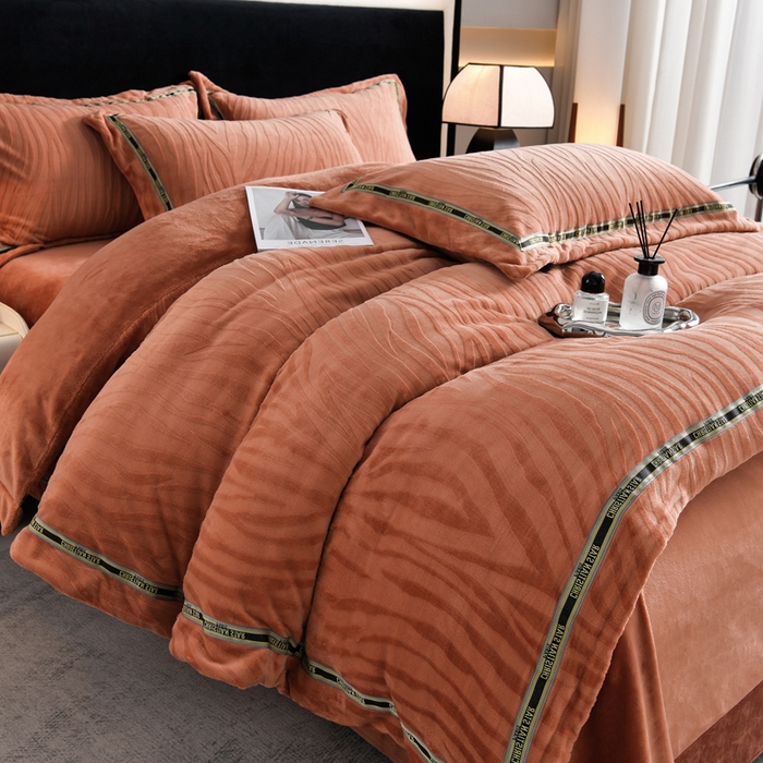 91家纺网 家纺一手货源 找家纺 妮恒美 2025新款直播爆款牛奶绒四件套雕花压线款法莱绒四件套11 梦幻-焦糖