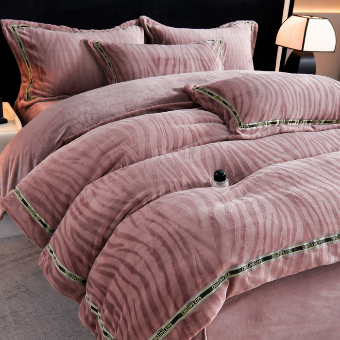 91家纺网 家纺一手货源 找家纺 妮恒美 2025新款直播爆款牛奶绒四件套雕花压线款法莱绒四件套11 梦幻-拿铁