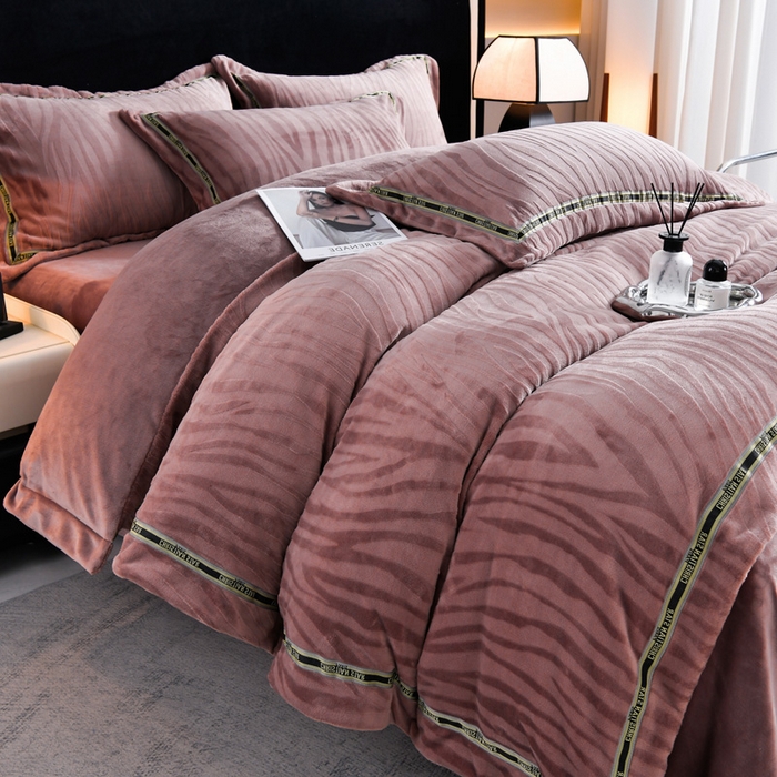 91家纺网 家纺一手货源 找家纺 妮恒美 2025新款直播爆款牛奶绒四件套雕花压线款法莱绒四件套11 梦幻-拿铁