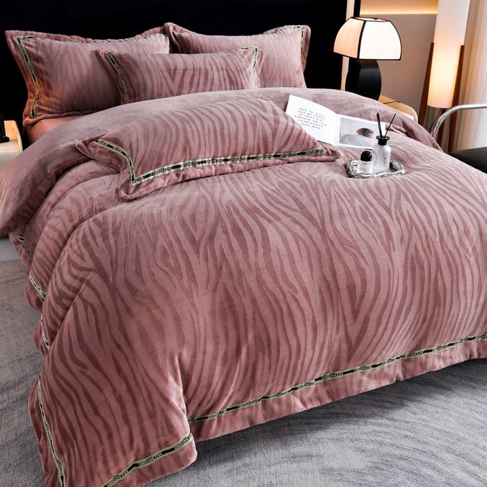 91家纺网 家纺一手货源 找家纺 妮恒美 2025新款直播爆款牛奶绒四件套雕花压线款法莱绒四件套11 梦幻-拿铁