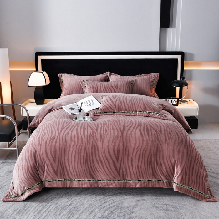 91家纺网 家纺一手货源 找家纺 妮恒美 2025新款直播爆款牛奶绒四件套雕花压线款法莱绒四件套11 梦幻-拿铁