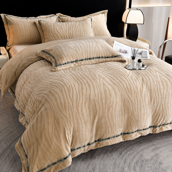 91家纺网 家纺一手货源 找家纺 妮恒美 2025新款直播爆款牛奶绒四件套雕花压线款法莱绒四件套11 梦幻-奶咖