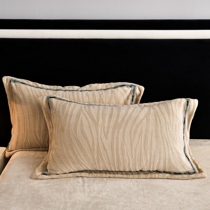 91家纺网 家纺一手货源 找家纺 妮恒美 2025新款直播爆款牛奶绒四件套雕花压线款法莱绒四件套11 梦幻-奶咖