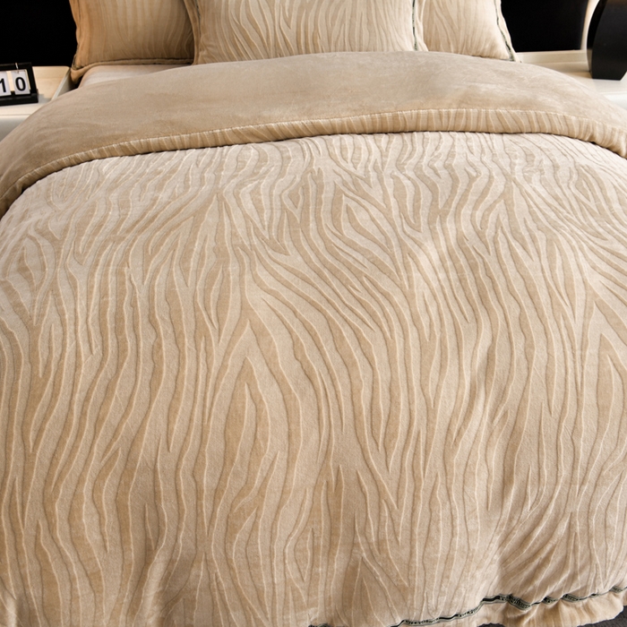 91家纺网 家纺一手货源 找家纺 妮恒美 2025新款直播爆款牛奶绒四件套雕花压线款法莱绒四件套11 梦幻-奶咖