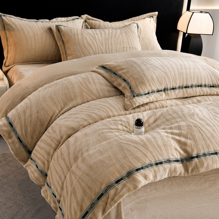 91家纺网 家纺一手货源 找家纺 妮恒美 2025新款直播爆款牛奶绒四件套雕花压线款法莱绒四件套11 梦幻-奶咖