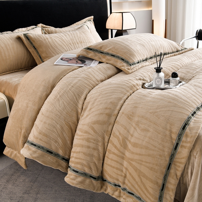 91家纺网 家纺一手货源 找家纺 妮恒美 2025新款直播爆款牛奶绒四件套雕花压线款法莱绒四件套11 梦幻-奶咖