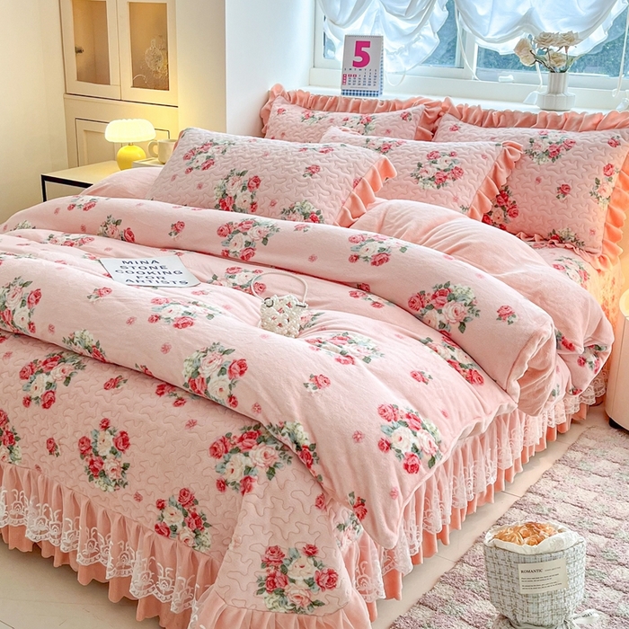 91家纺网 家纺一手货源 找家纺 铠畅 2025新款加厚牛奶绒床盖四件套 美女樱粉