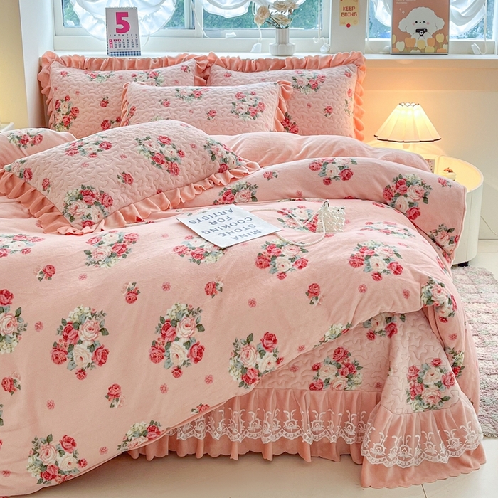 91家纺网 家纺一手货源 找家纺 铠畅 2025新款加厚牛奶绒床盖四件套 美女樱粉
