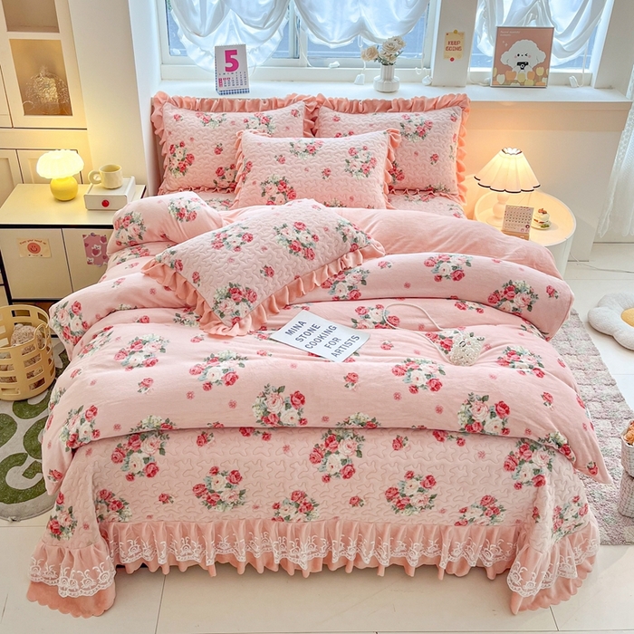 91家纺网 家纺一手货源 找家纺 铠畅 2025新款加厚牛奶绒床盖四件套 美女樱粉