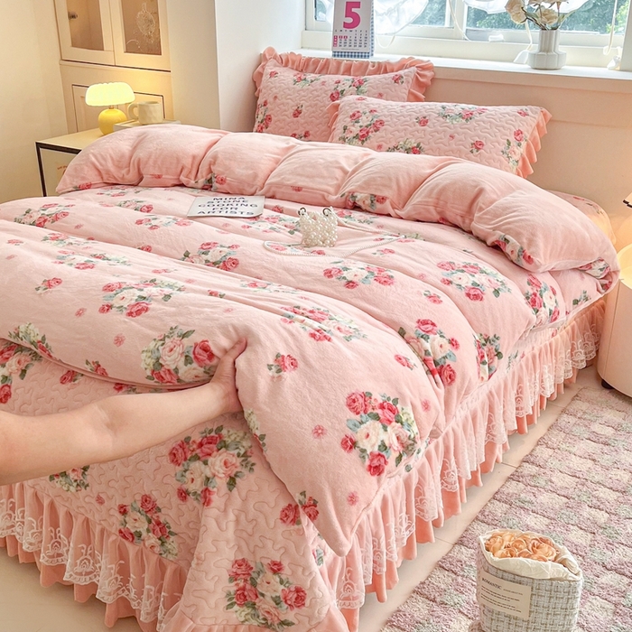 91家纺网 家纺一手货源 找家纺 铠畅 2025新款加厚牛奶绒床盖四件套 美女樱粉