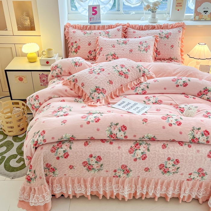 91家纺网 家纺一手货源 找家纺 铠畅 2025新款加厚牛奶绒床盖四件套 美女樱粉