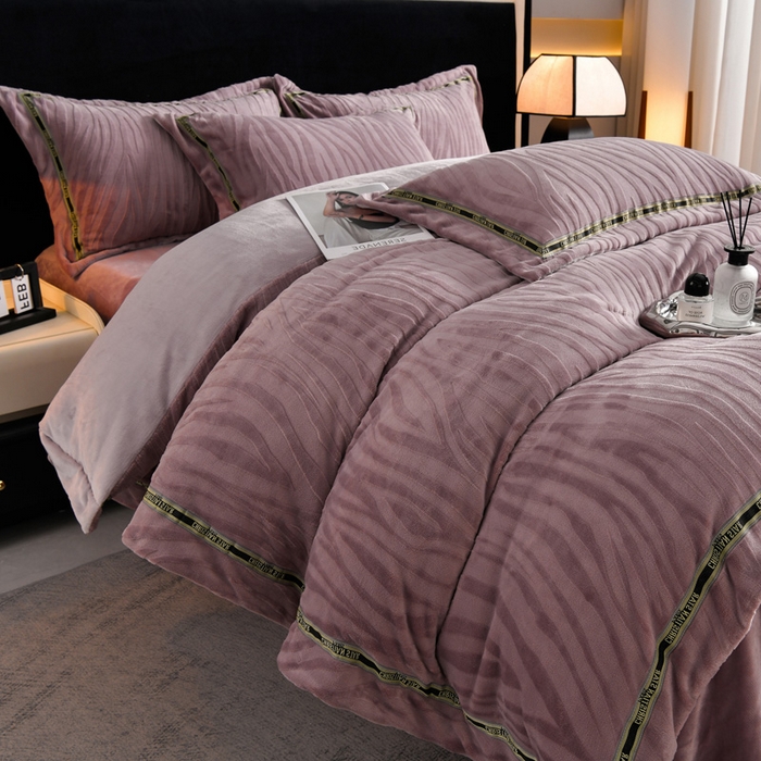 91家纺网 家纺一手货源 找家纺 妮恒美 2025新款直播爆款牛奶绒四件套雕花压线款法莱绒四件套11 梦幻-暖心紫