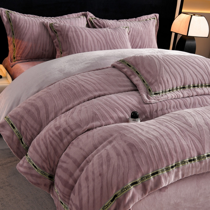 91家纺网 家纺一手货源 找家纺 妮恒美 2025新款直播爆款牛奶绒四件套雕花压线款法莱绒四件套11 梦幻-暖心紫