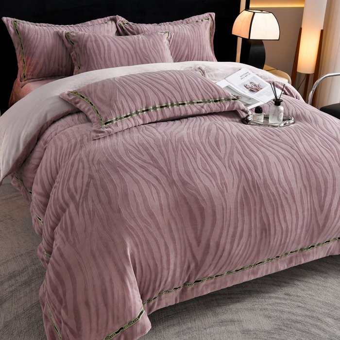 91家纺网 家纺一手货源 找家纺 妮恒美 2025新款直播爆款牛奶绒四件套雕花压线款法莱绒四件套11 梦幻-暖心紫