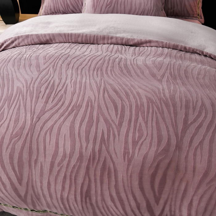 91家纺网 家纺一手货源 找家纺 妮恒美 2025新款直播爆款牛奶绒四件套雕花压线款法莱绒四件套11 梦幻-暖心紫