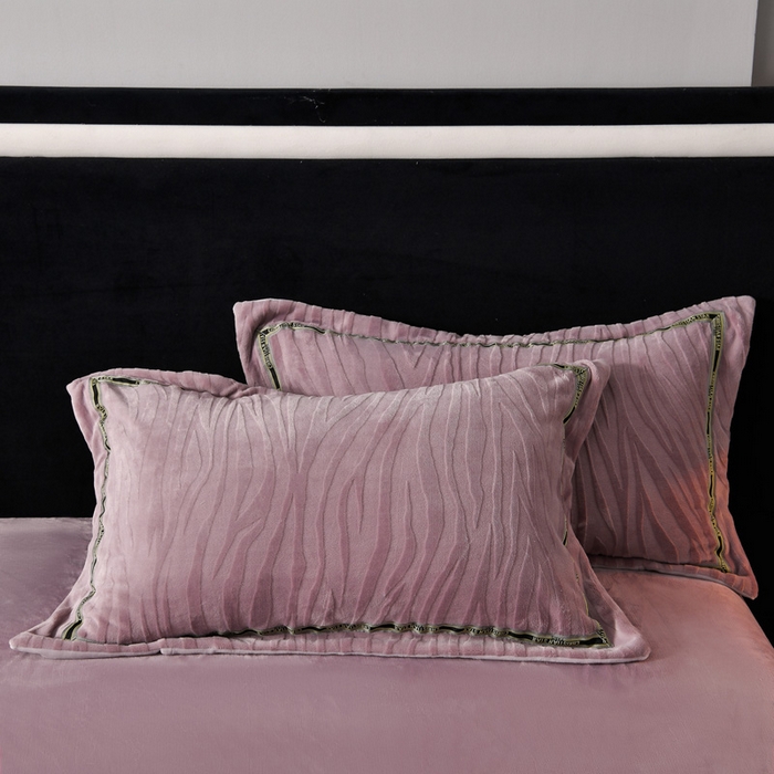 91家纺网 家纺一手货源 找家纺 妮恒美 2025新款直播爆款牛奶绒四件套雕花压线款法莱绒四件套11 梦幻-暖心紫