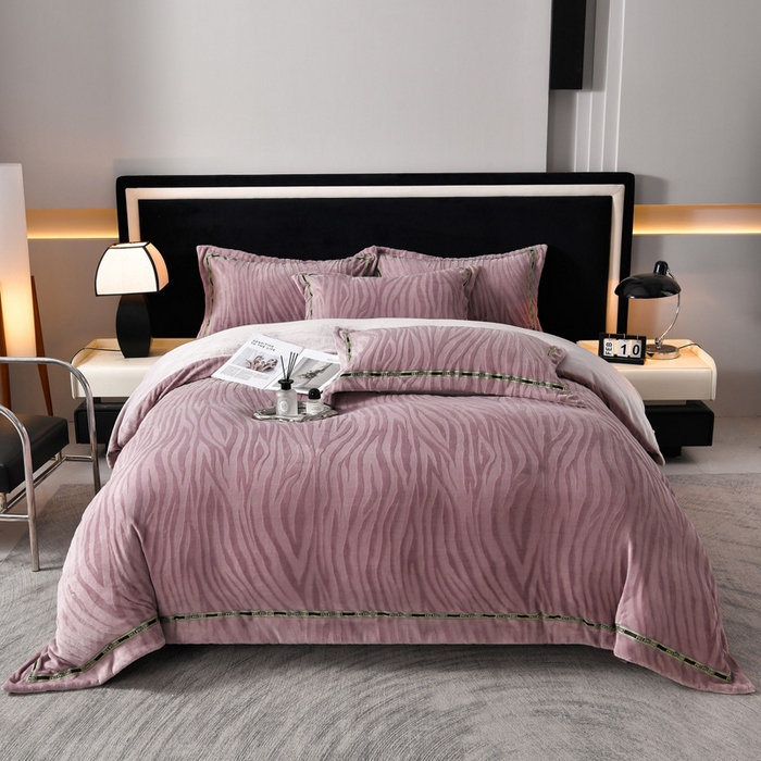 91家纺网 家纺一手货源 找家纺 妮恒美 2025新款直播爆款牛奶绒四件套雕花压线款法莱绒四件套11 梦幻-暖心紫