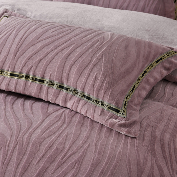 91家纺网 家纺一手货源 找家纺 妮恒美 2025新款直播爆款牛奶绒四件套雕花压线款法莱绒四件套11 梦幻-暖心紫