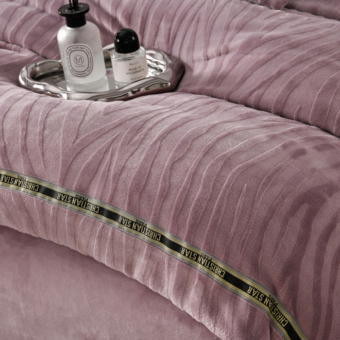 91家纺网 家纺一手货源 找家纺 妮恒美 2025新款直播爆款牛奶绒四件套雕花压线款法莱绒四件套11 梦幻-暖心紫