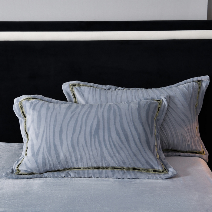 91家纺网 家纺一手货源 找家纺 妮恒美 2025新款直播爆款牛奶绒四件套雕花压线款法莱绒四件套11 梦幻-石英灰