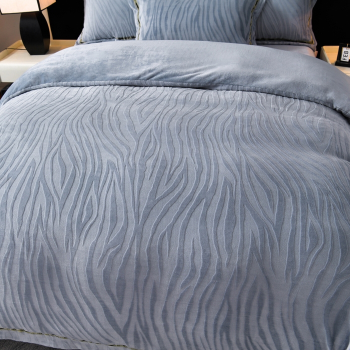 91家纺网 家纺一手货源 找家纺 妮恒美 2025新款直播爆款牛奶绒四件套雕花压线款法莱绒四件套11 梦幻-石英灰