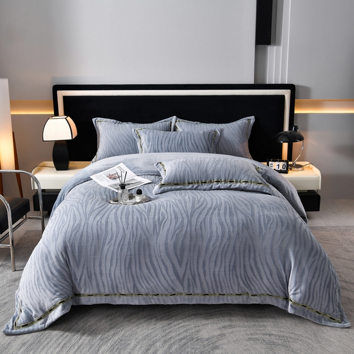 91家纺网 家纺一手货源 找家纺 妮恒美 2025新款直播爆款牛奶绒四件套雕花压线款法莱绒四件套11 梦幻-石英灰