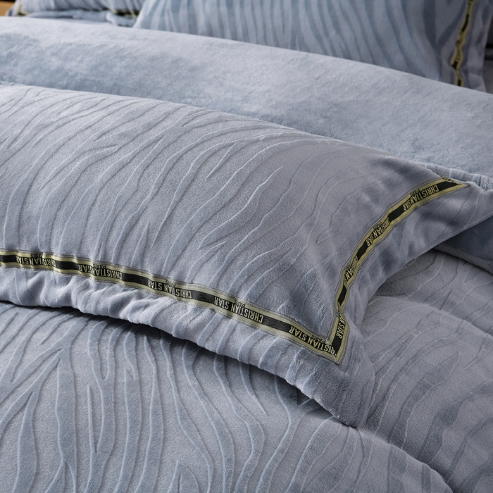 91家纺网 家纺一手货源 找家纺 妮恒美 2025新款直播爆款牛奶绒四件套雕花压线款法莱绒四件套11 梦幻-石英灰