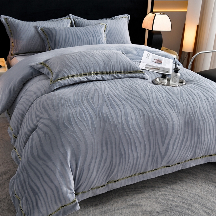 91家纺网 家纺一手货源 找家纺 妮恒美 2025新款直播爆款牛奶绒四件套雕花压线款法莱绒四件套11 梦幻-石英灰