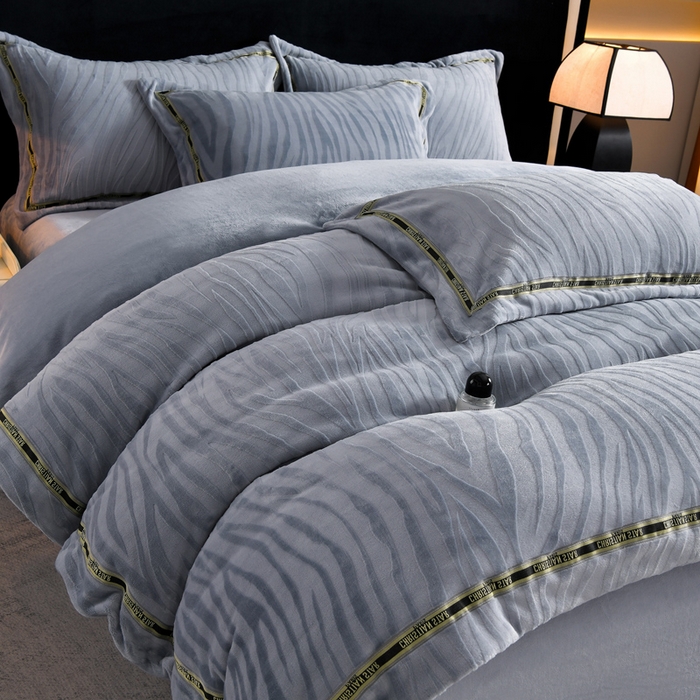 91家纺网 家纺一手货源 找家纺 妮恒美 2025新款直播爆款牛奶绒四件套雕花压线款法莱绒四件套11 梦幻-石英灰