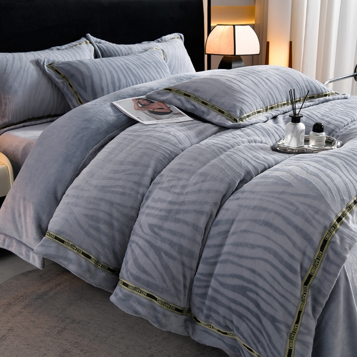 91家纺网 家纺一手货源 找家纺 妮恒美 2025新款直播爆款牛奶绒四件套雕花压线款法莱绒四件套11 梦幻-石英灰