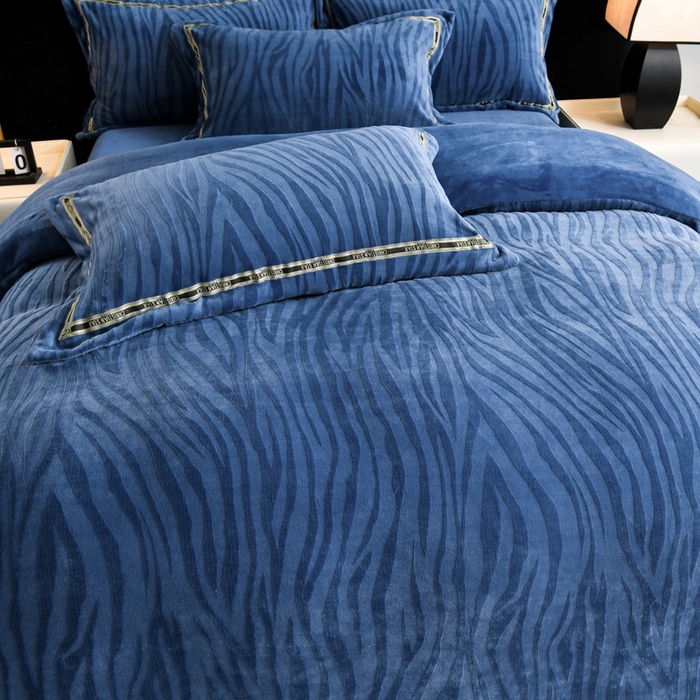 91家纺网 家纺一手货源 找家纺 妮恒美 2025新款直播爆款牛奶绒四件套雕花压线款法莱绒四件套11 梦幻-雾蓝