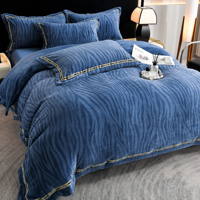 91家纺网 家纺一手货源 找家纺 妮恒美 2025新款直播爆款牛奶绒四件套雕花压线款法莱绒四件套11 梦幻-雾蓝