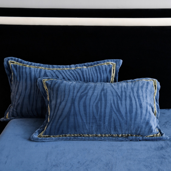 91家纺网 家纺一手货源 找家纺 妮恒美 2025新款直播爆款牛奶绒四件套雕花压线款法莱绒四件套11 梦幻-雾蓝