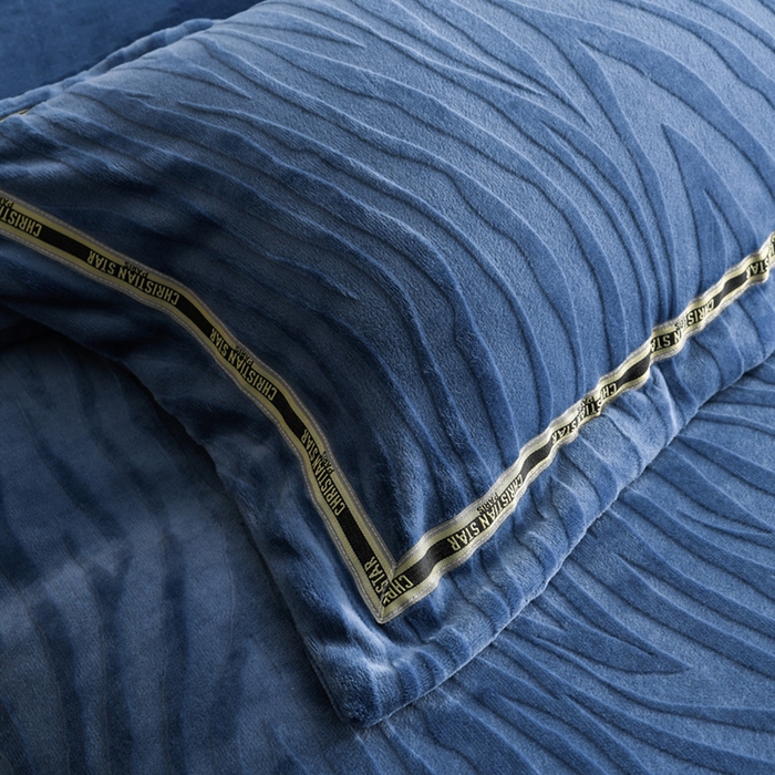 91家纺网 家纺一手货源 找家纺 妮恒美 2025新款直播爆款牛奶绒四件套雕花压线款法莱绒四件套11 梦幻-雾蓝