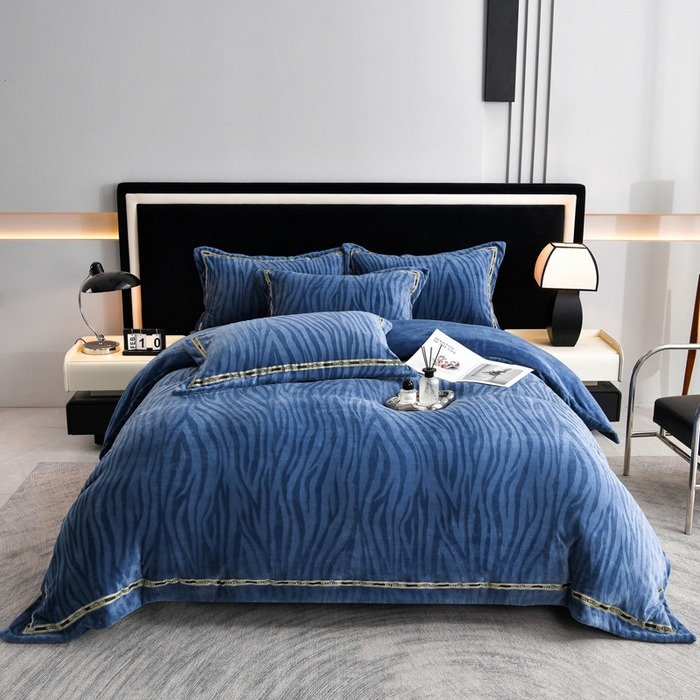 91家纺网 家纺一手货源 找家纺 妮恒美 2025新款直播爆款牛奶绒四件套雕花压线款法莱绒四件套11 梦幻-雾蓝