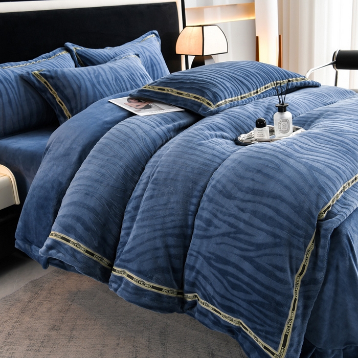 91家纺网 家纺一手货源 找家纺 妮恒美 2025新款直播爆款牛奶绒四件套雕花压线款法莱绒四件套11 梦幻-雾蓝