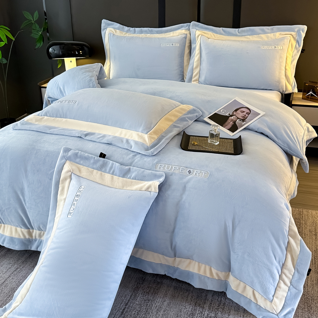 恋尚羽家纺 2025新款超厚云芙绒宽边牛奶绒四件套 奢华-天空蓝