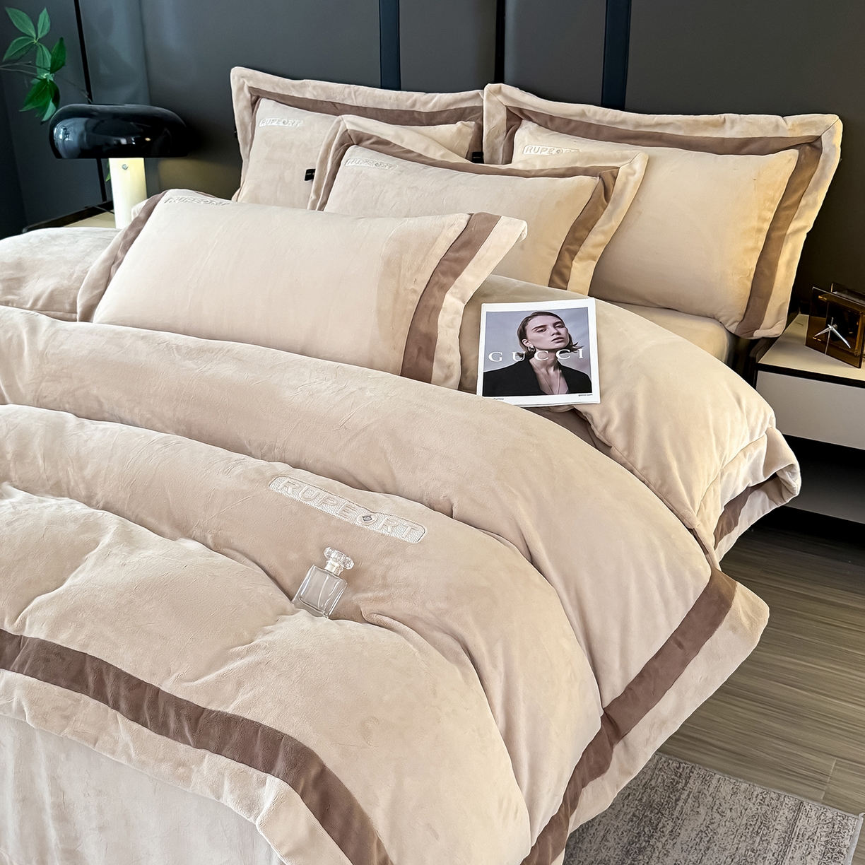 91家纺网 家纺一手货源 找家纺 恋尚羽家纺 2025新款超厚云芙绒宽边牛奶绒四件套 奢华-卡其