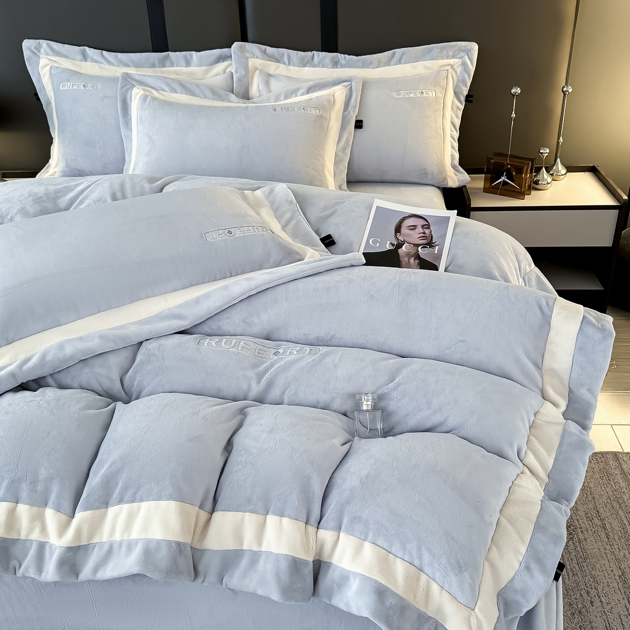 91家纺网 家纺一手货源 找家纺 恋尚羽家纺 2025新款超厚云芙绒宽边牛奶绒四件套 奢华-灰色