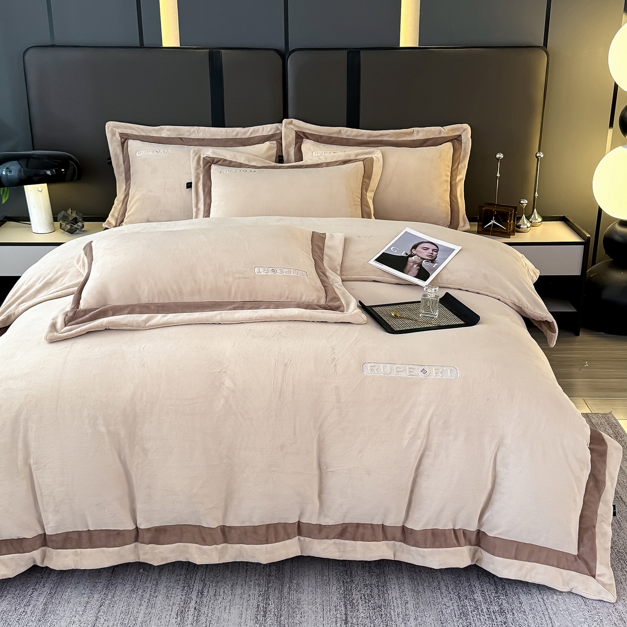 91家纺网 家纺一手货源 找家纺 恋尚羽家纺 2025新款超厚云芙绒宽边牛奶绒四件套 奢华-卡其