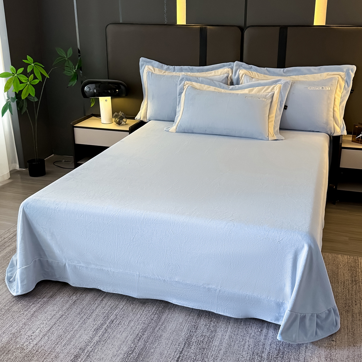 91家纺网 家纺一手货源 找家纺 恋尚羽家纺 2025新款超厚云芙绒宽边牛奶绒四件套 奢华-天空蓝