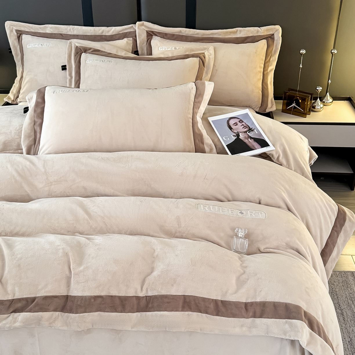 91家纺网 家纺一手货源 找家纺 恋尚羽家纺 2025新款超厚云芙绒宽边牛奶绒四件套 奢华-卡其