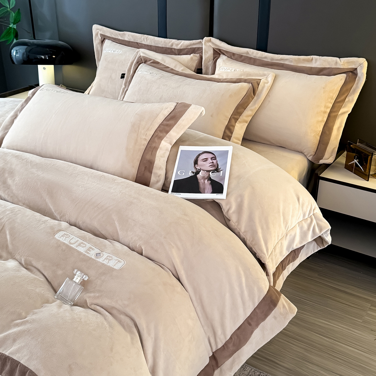 91家纺网 家纺一手货源 找家纺 恋尚羽家纺 2025新款超厚云芙绒宽边牛奶绒四件套 奢华-卡其